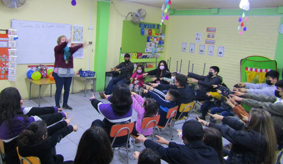 4to. Medio apadrina a niños de Kinder