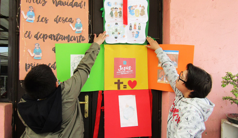 Navidad en puertas de salas de clases y oficinas