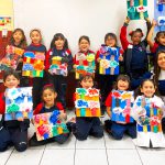 Niños aprenden las técnicas de pintura