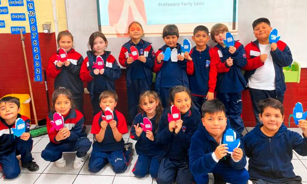 Alumnos escriben sus propios libros de oración