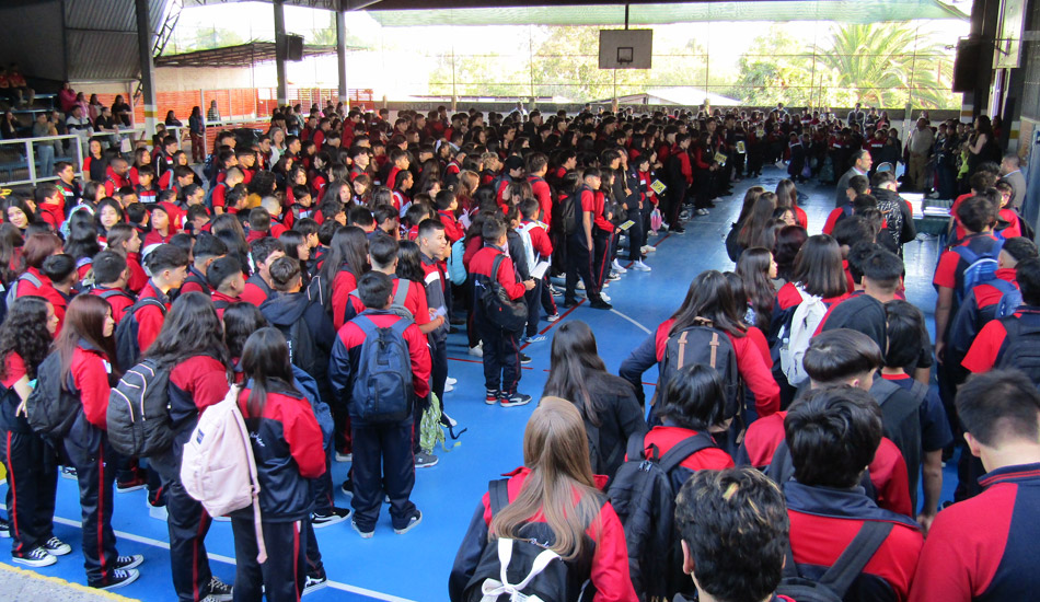Estudiantes de El Redentor regresan a Clases
