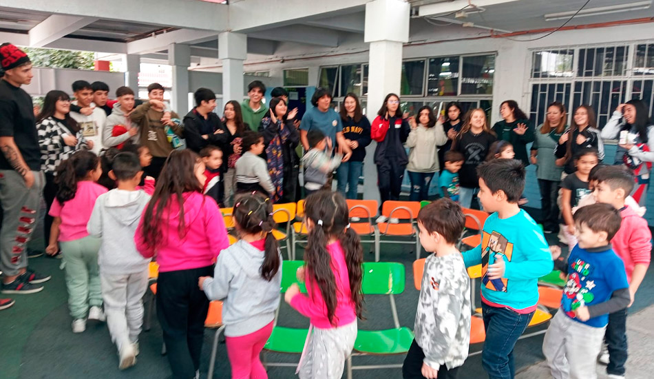 4to. Medio apadrina a pequeños alumnos de Kinder