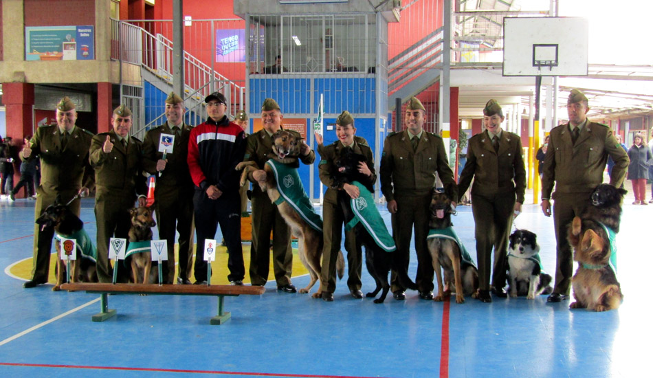 Escuadrón Canino de Carabineros visitó el Colegio