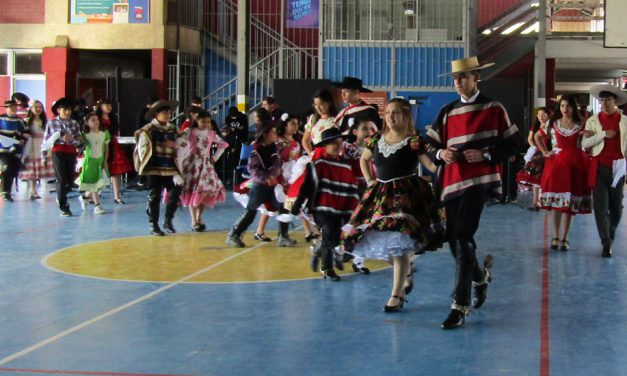 Esquinazo Folclórico inicia Celebraciones Patrias
