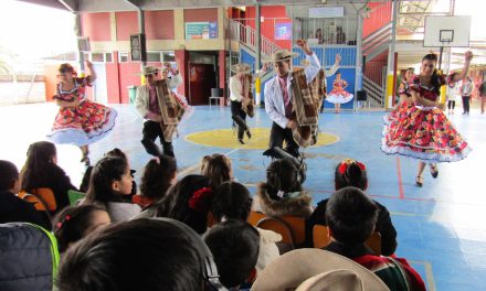 Esquinazo Folclórico al inicio del Mes de la Patria